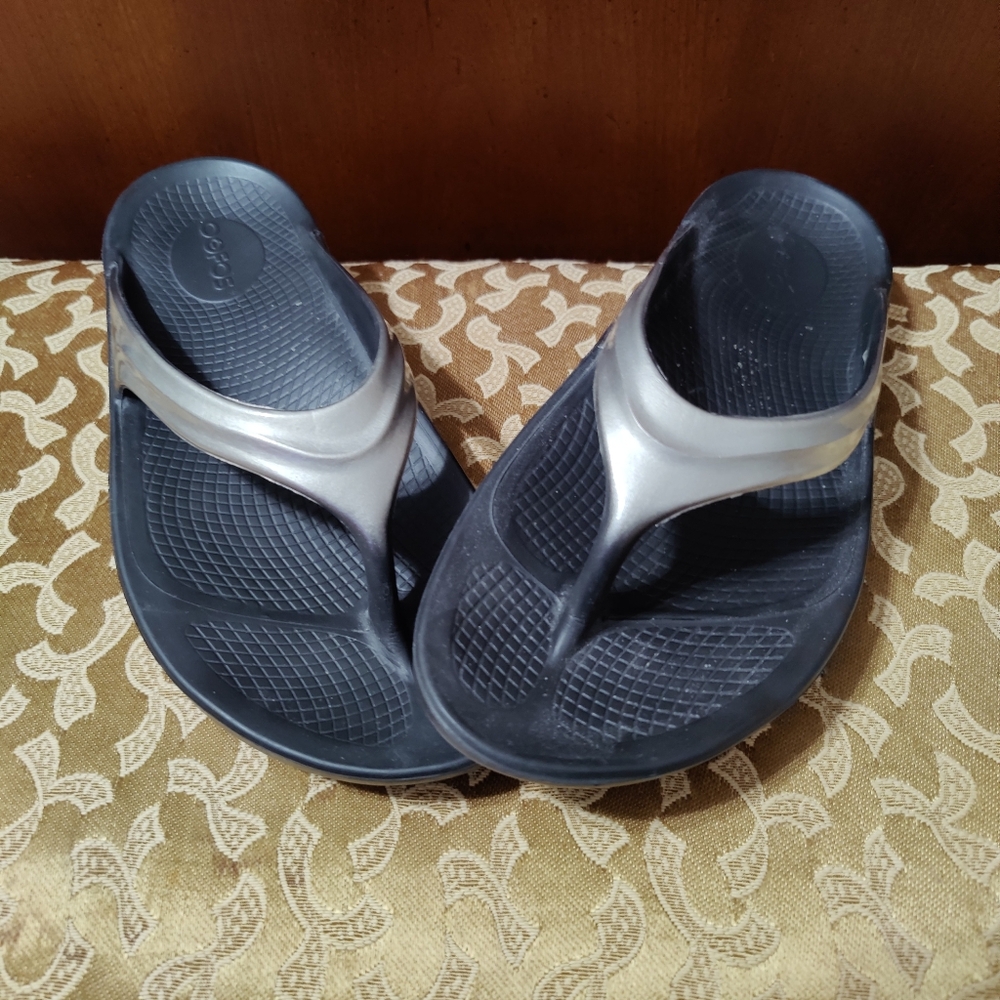 Oofos matte silver/gold Recovery post workout Slides Sleek Flip Flops  chic 9